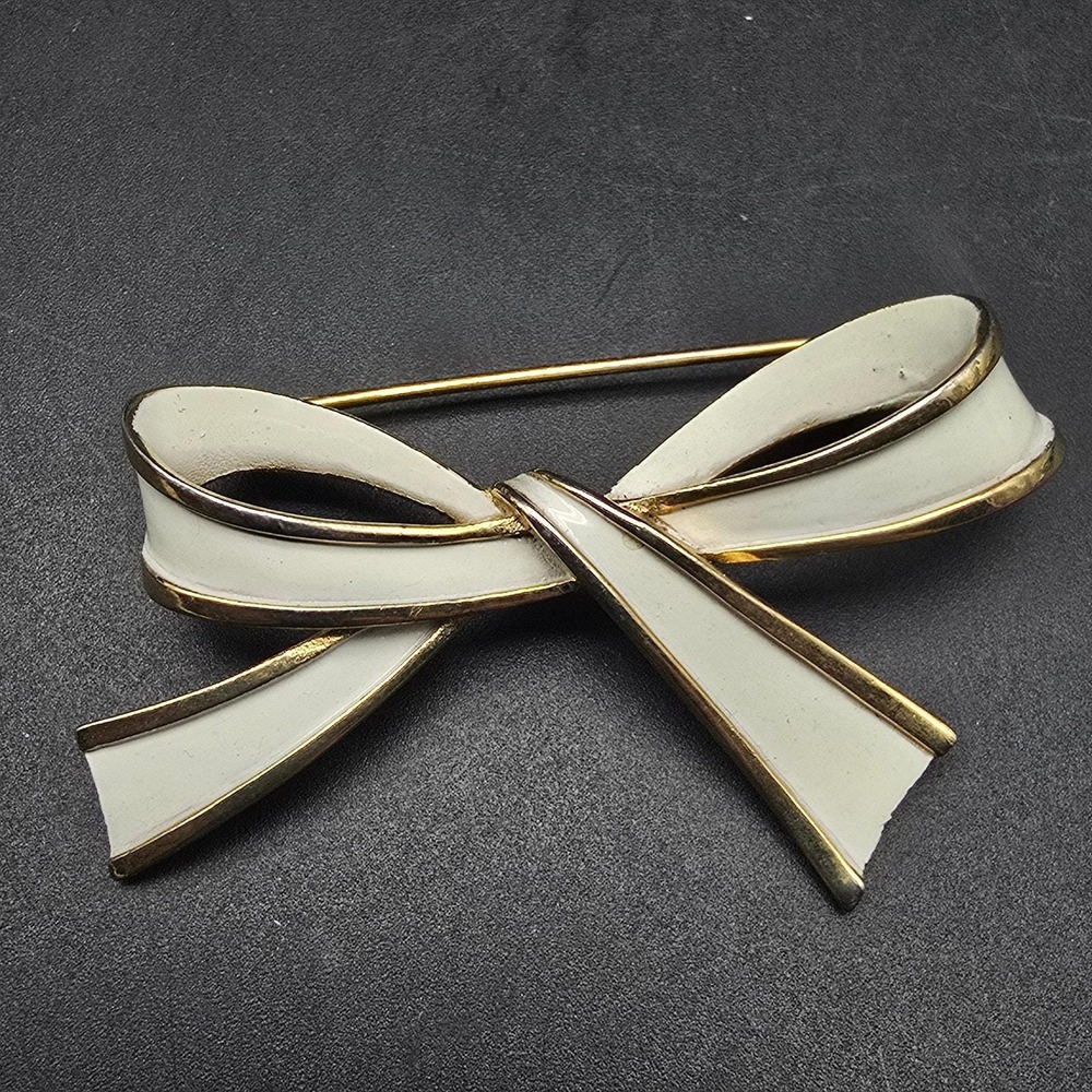 Crown Trifari Bow Brooch Cream Enamel Gold Tone Vintage Costume Jewelry